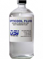 Glasflasche mit weiß-blauem Etikett mit Aufschrift Opticool Fluid