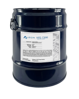 Schwarzes Fass mit weißem Etikett mit blauem Schriftzug HFE-7300
