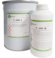 Weiße Plastikflasche mit grün-weißem Etikett mit Aufschrift "U69421 B" neben weißer Metalldose mit Etikettenaufschrift "U69421 A"