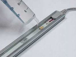 Spritze füllt transparente Flüssigkeit in LED-Schiene