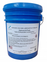 Glasflasche mit weiß-blauem Etikett mit Aufschrift Opticool Fluid